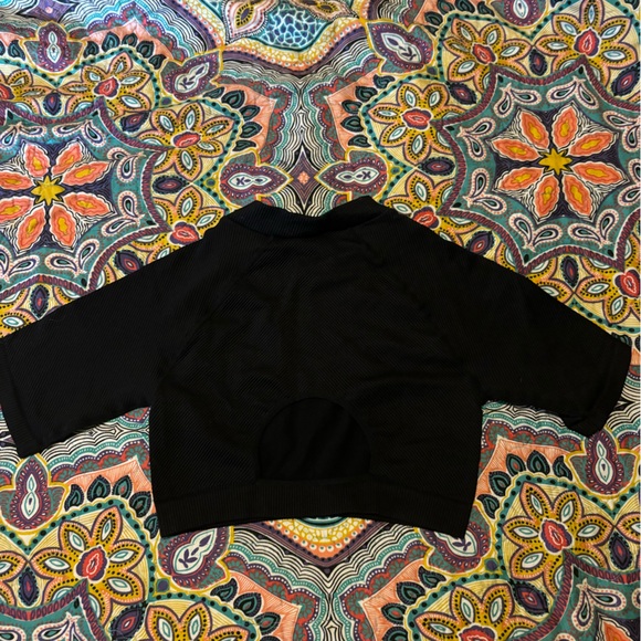 NWT Fabletics Camila Seamless Crop Top in size large, black. - Picture 5 of 7